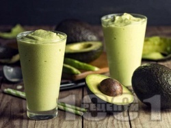 Здравословно зеленчуково зелено детокс смути с авокадо, рукола и портокалов и лимонов сок за закуска - снимка на рецептата